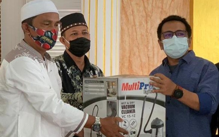 Dewan Aceh Singkil Bantu Vacuum Cleaner Ke Mesjid