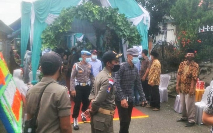 TNI-Polri dan Satpol PP Cek Prokes Covid-19 di Pesta Pernikahan