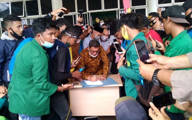 Ketua DPRK Aceh Singkil, Hasanuddin Aritonang saat menandatangani petisi.