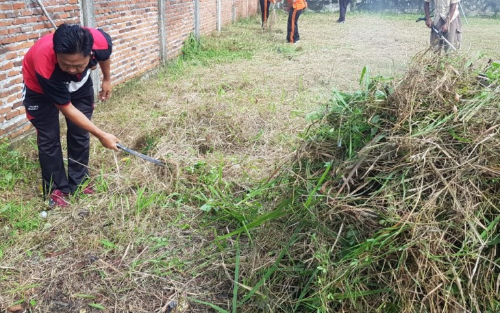 Kapolsek Ratu Agung dan Warga Gotong Royong Bersihkan Lingkungan dan Sarana Olahraga