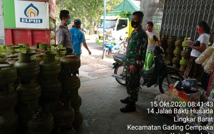 Dampingi Operasi Pasar Gas LPG 3 KG Bhabinkamtibmas Polsek Gading Cempaka Pastikan Prokes Covid-19 Tetap Dijalankan