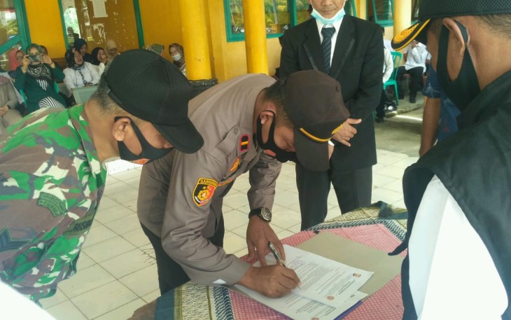 Tetap Terapkan Prokes Pengukuhan Pokdarkamtibmas Bhayangkara di Kedurang Lancar