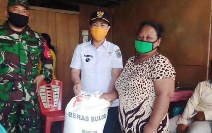 Babinsa Kelurahan Papusungan Serahkan Bansos PKH Kepada Warga Pra Sejahtera