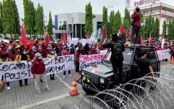 Aksi damai ratusan mahasiswa Tolak UU Cipta Kerja di depan Balaikota Surakarta