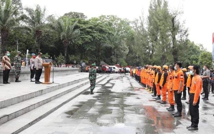 Kegiatan Apel Siaga Bencana di halaman parkir Stadion Manahan Kota Solo Jawa Tengah.