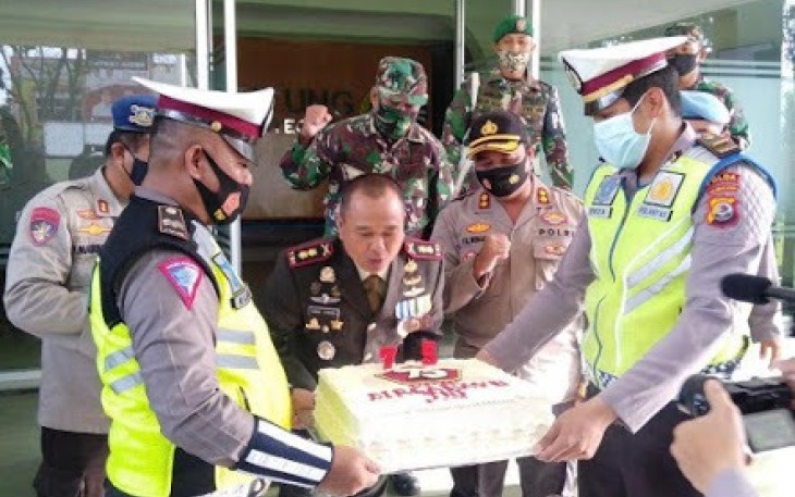 Dandim 1310/Bitung saat tiup lilin kue ulang tahun oleh Kapolres Bitung
