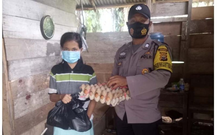 Bhabinkamtibmas Polsek Lubuk Pinang Berikan Sembako Pada Warga Binaannya