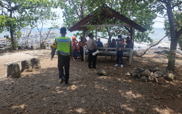 Aiptu Budi Nuryanto bersama Bripka Gede dan Bripka Nurhasim memberikan imbauan kamtibmas kepada pengunjung di objek wisata pantai Celong desa Kedawung kecamatan Banyuputih Kabupaten Batang. Kamis (29/10/2020).  