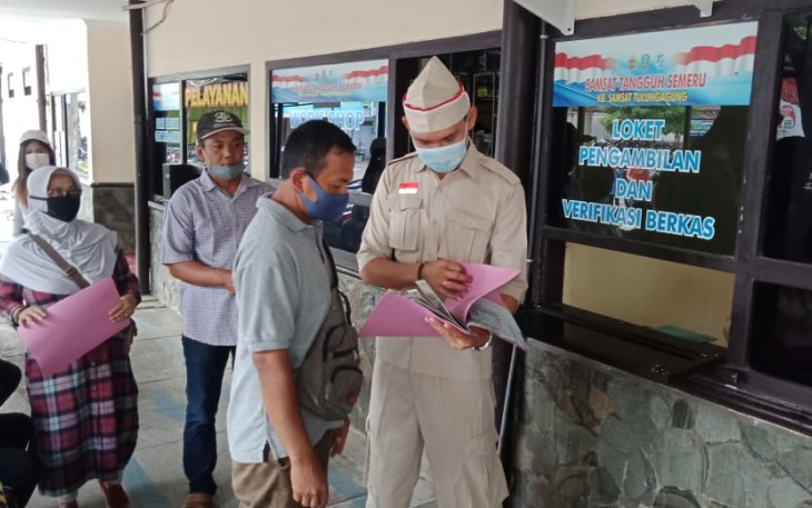 Petugas Samsat Tulungagung Layani Masyarakat Kenakan Baju Ala Pahlawan 