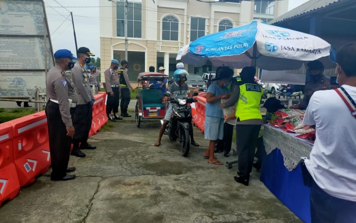 Polres SBB Bagikan Bansos Ke Pengguna Jalan
