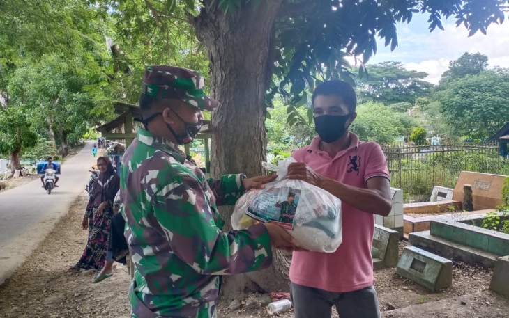  Kodim 1417/Kendari Berikan Paket Sembako Kepada Penggali Kubur