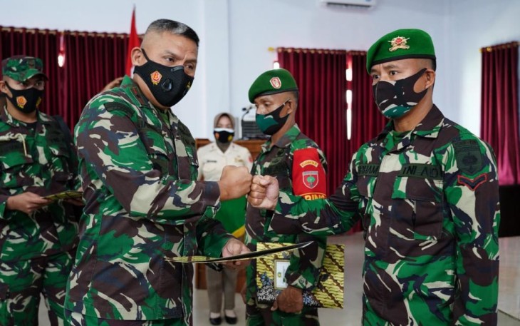 Danrem 143/HO Brigjen TNI Jannie Aldrin Siahaan SE MBA Berikan Penghargaan 