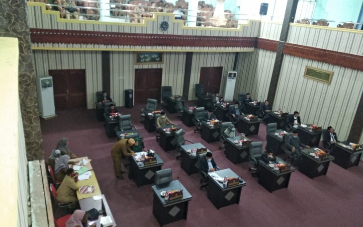 Anggota DPRK Aceh Singkil Saat Menggelar Rapat Paripurna Digedung Dewan Setempat