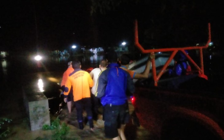 Relawan Eko Prasetyo Bantu Korban longsor Pacitan 