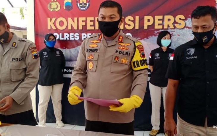 Kapolres Pemalang AKBP Ronny Tri Prasetyo Nugroho saat memberikan keterangan kepada media di Polres Pemalang. Sabtu (31/10/2020)/klikwarta.com/Peni