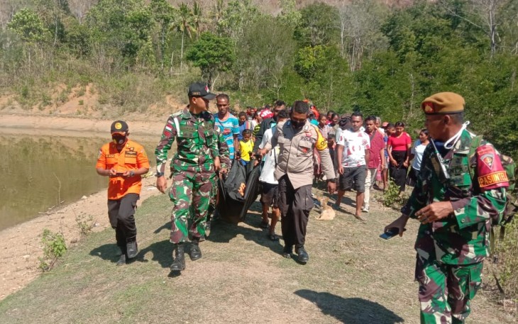 Koramil dan Polsek setempat serta dibantu Basarnas Kupang mengevakuasi korban tenggelam di Desa Haulasi, Kecamatan Miomaffo Barat, Kabupaten Timor Tengah Utara, Nusa Tenggara Timur, Minggu (1/11/2020).        