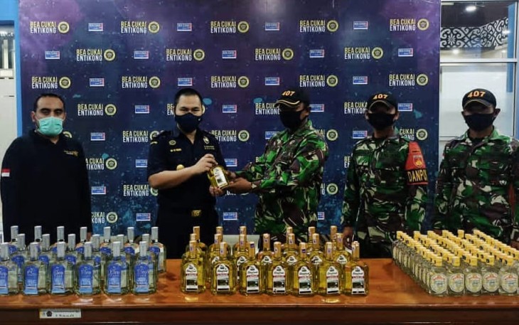 Danpos Sei Tekam Serka M. Kharis Amrulloh beserta Pasi Intel Satgas Lettu Inf Reiky Martin menyerahan barang bukti di Kantor Pengawasan dan Pelayanan Bea dan Cukai Tipe Madya Pabean C Entikong di JL. Raya Entikong, Kec.Sekayan, Kab.Sanggau, Entikong Kalimantan Barat, Senin (02/11/2020)