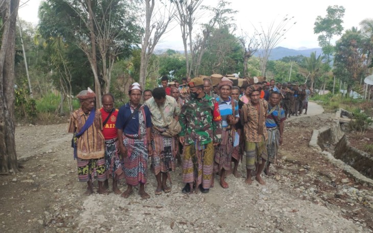 Satgas Yonarmed 3/105 Tarik Ikuti Adat Upeti di Kecamatan Bikomi Nilulat, Kabupaten Timor Tengah Utara, Nusa Tenggara Timur. Senin (2/11/2020). 