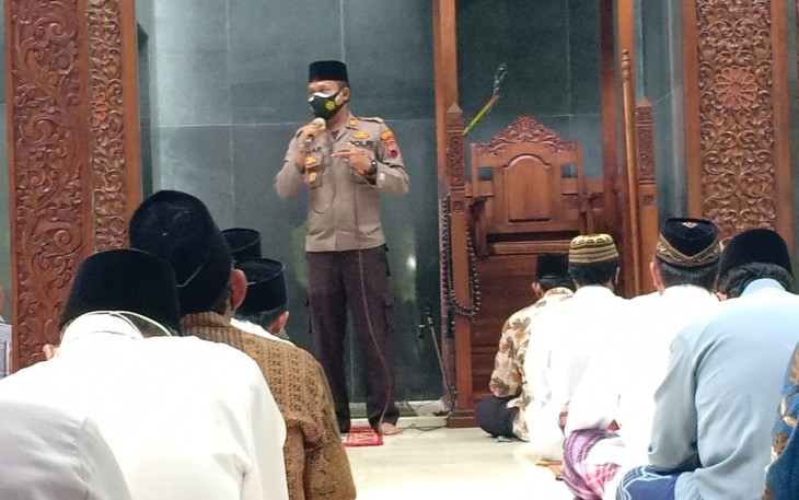Kapolsek Gemuh AKP Abdullah Umar, SH. melaksanakan  Safari Jumat di Masjid Jami Al-huda desa Gemuh Blanten Kecamatan  Gemuh Kabupaten Kendal. Jum'at, 6/11/2020.
