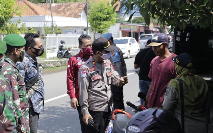 petugas gabungan dari Polres Batang, Kodim 0736/Batang dan Satuan Polisi Pamong Praja (Satpol PP) Kabupaten Batang di Jalan RE. Martadinata depan Pabrik Miki Moto Batang, Jumat (6/11/2020).     