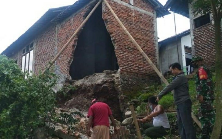 Serma Imam Apriadi selaku Babinsa Koramil 01/Purbalingga untuk Kelurahan Kembaran Kulon berada di lokasi longsor. Sabtu, (7/11/2020)   