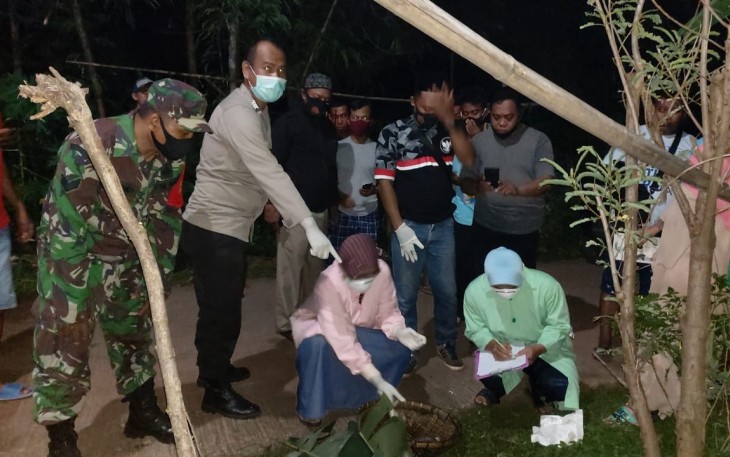 Kapolsek Gringsing AKP H. Deka D dibantu Inafis Satreskrim Polres Batang dan petugas Puskesmas  Gringsing I serta Koramil Gringsing di TKP dan melakukan pemeriksaan terhadap mayat bayi tersebut di Gringsing. Senin (9/11/2020)