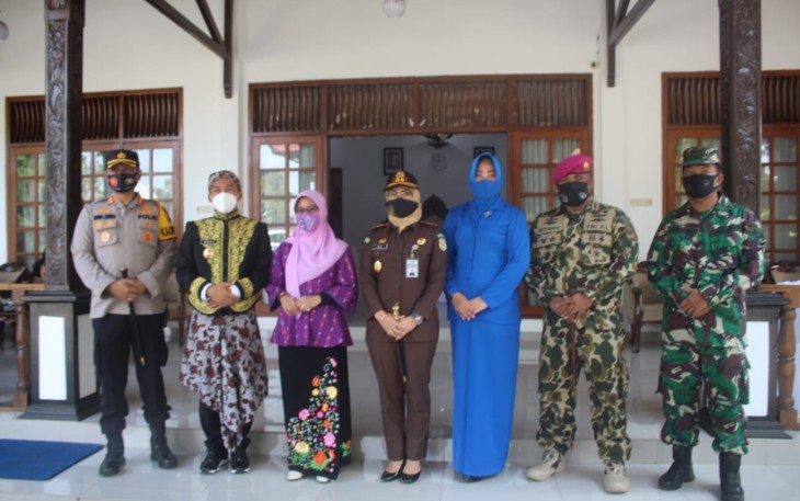 Dankormar TNI AL Mayor Jenderal TNI (Mar) Suhartono, M.Tr (Han), Bupati Batang, Dr. Wihaji, S.Ag., M Pd beserta Ibu, Dandim 0736/Batang diwakili Kasdim Mayor Kav Hariyono, Kapolres Batang, Edwin Louis Sengka, S.I.K, M.Si, Kepala Kejaksaan Negeri Batang , Silvia Desty Rosalina, S.H.,M.H, Pj. Sekda Kab. Batang foto bersama di depan di rumah dinas Bupati Batang, Senin (9/11/2020).   