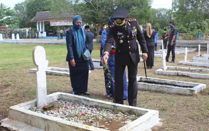 Kapolres Bengkulu Selatan AKBP Deddy Nata SIK Saat Melakukan Ziarah di Taman Makam Pahlawan 