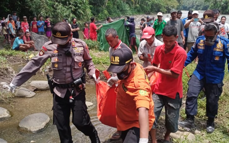 Polsek Mrebet dan Koramil 10/Mrebet SAR Purbalingga dan Puskesmas mengevakuasi korban tenggelam di Sungai Klawing yang masuk di wilayah RT 02/RW 03 Desa Onje Kecamatan Mrebet Kabupaten Purbalingga, (11/11/2020). 