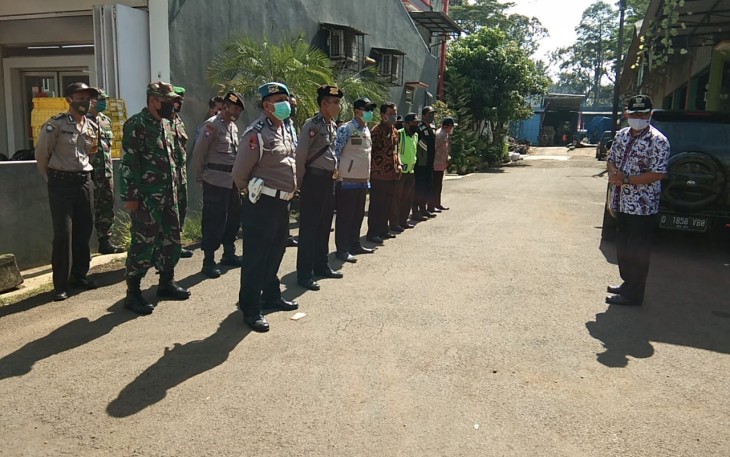 Camat Singorojo, Sucipto, S.Sos. didampingi oleh Kapolsek Singorojo Iptu Darwan .S.H. M.H beserta jajarannya, Danramil Singorojo , Kapten Slamet beserta jajarannya dan Puskesmas melakukan apel operasi yustisi di Kecamatan Singorojo Kabupaten Kendal. Kamis,12/11/2020    