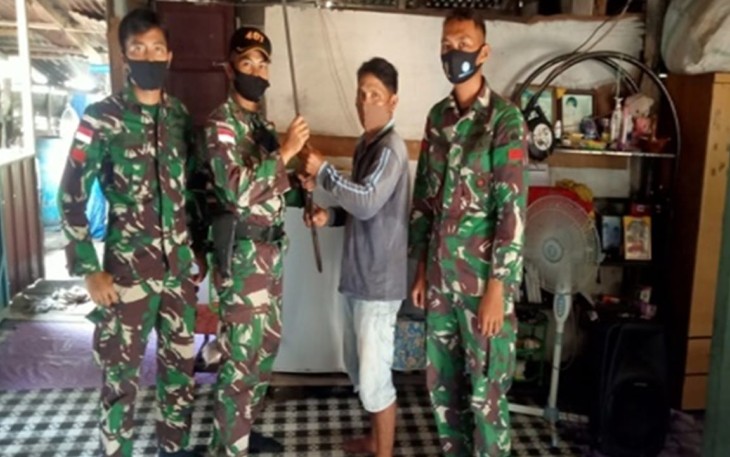 Satgas Pamtas Yonif 407/PK telah menerima 1 Senjata rakitan berjenis penabur yang diterima dari perangkat Dusun Melancau Desa Sungai Mawang. Kamis (12/11/2020) 