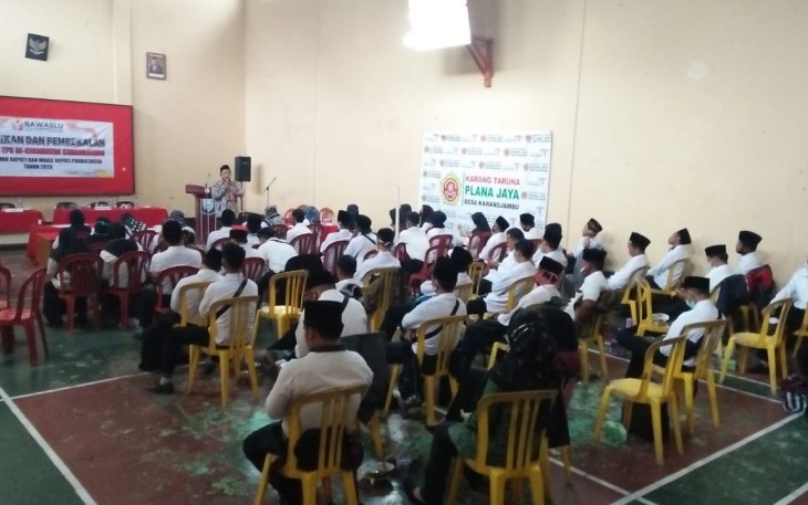 pembekalan Pengawas   Suara (PTPS) se-Kecamatan Karangjambu pada pemilihan Bupati dan Wakil Bupati Kabupaten Purbalingga.di GOR Bumdes Karangjambu, Kecamatan Karangjambu, Kabupaten Purbalingga, (16/11/2020).