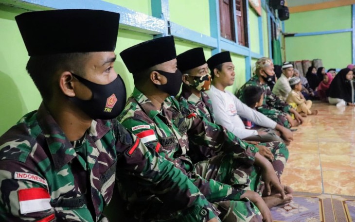 Satgas Pamtas RI-MLY Yonif 407/PK bersama masyarakat Perbatasan RI-MLY menggelar peringatan Maulid Nabi Muhammad SAW 1442 H bertempat di Masjid Nurul Huda di Desa Badau Tengah, Kec. Badau, Kab. Kapuas Hulu, Kalbar. Selasa (17/11/2020).