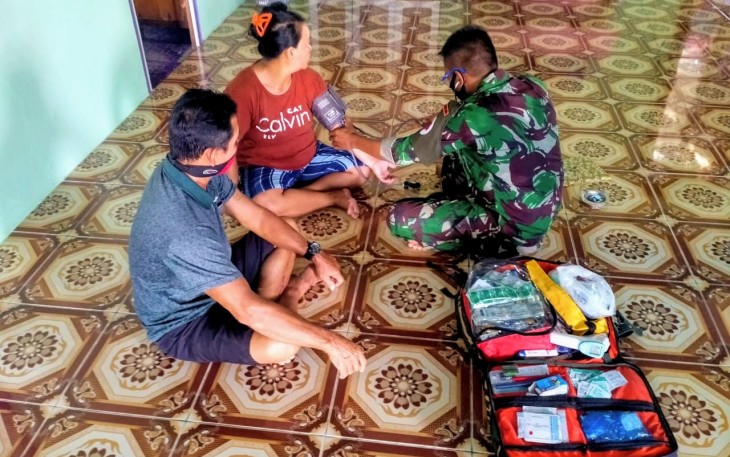 Anggota Pos Perumbang Satgas Pamtas Yonif 407/PK memberikan pelayanan kesehatan gratis dengan berkeliling Dusun Perumbang, Kecamatan Badau, Kabupaten Kapuas Hulu, Provinsi Kalimantan Barat, Selasa (17/11/2019)