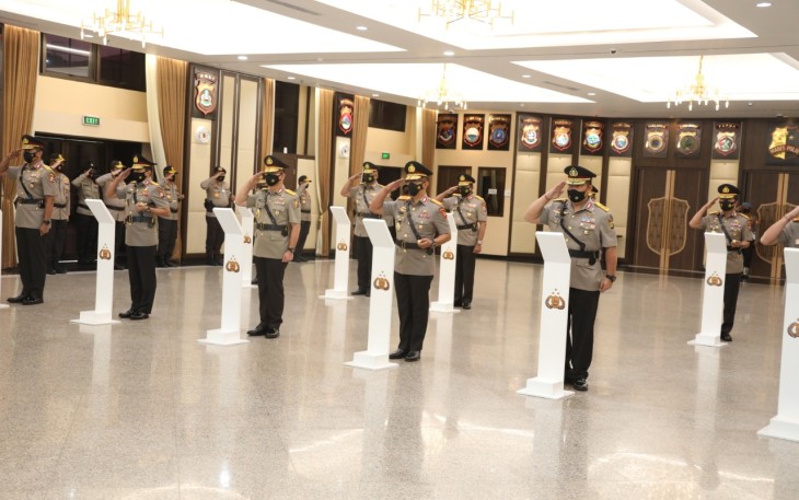 Kapolri Jenderal Idham Azis resmi melantik delapan Kapolda baru Pelantikan itu dilakukan dalam prosesi serah terima jabatan (sertijab) di Rupatama Polri, Jakarta Selatan, Jumat (20/11) 