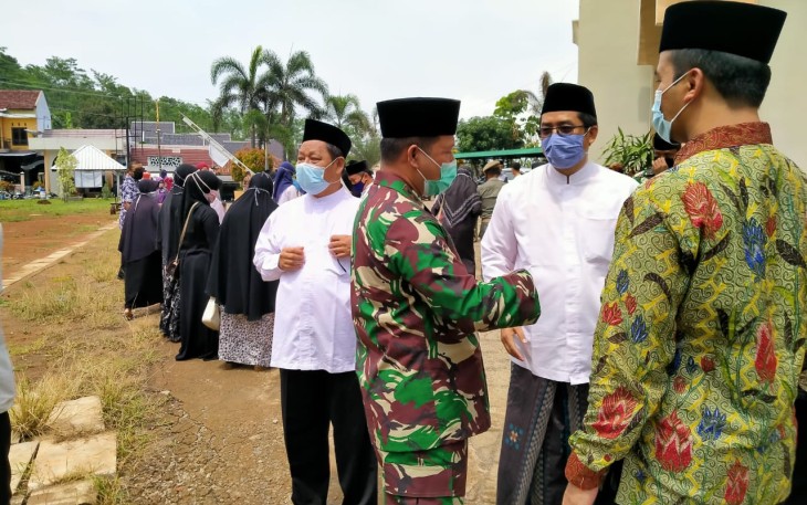 Komandan Kodim 0736/Batang Letkol Arh Yan Eka Putra, yang didampingi Kasdim Mayor Kav. Haryono beserta Danramil 07/Bandar Kapten Cpm Joko Wahyono melaksanakan takziah ke Pondok Pesantren Modern Tazzaka Minggu (22/11/2020).