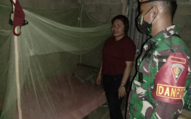 Satgas Yonarmed 3/105 Tarik dengan Puskesmas setempat. Danpos Manamas Serma Dwi Prayoga bersama beberapa personel Pos Manamas membagikan kelambu serta obat-obatan. Sabtu  (21/11/2020).