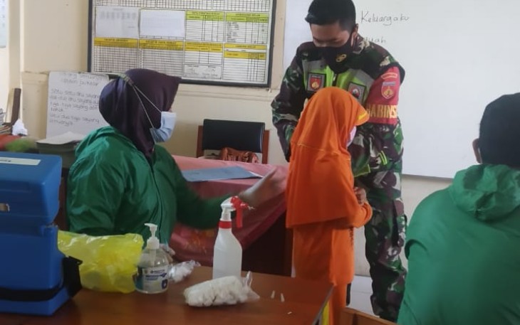 Babinsa) Koramil 08/Bobotsari, Kodim 0702/Purbalingga Serda Sutanto turut mengikuti pendampingan program Bulan Imunisasi Anak Sekolah (BIAS) di MI Maarif NU Limbasari, (22/11/2020).   