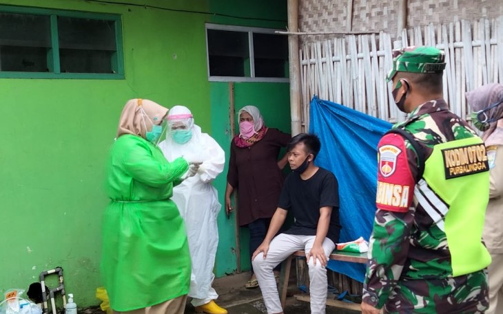 Satgas covid melakukan test swab ke rumah rumah warga. 23/11/2020.