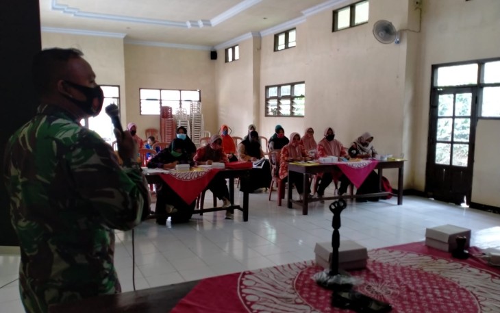 Babinsa Koramil 04/Kutasari Sertu Pandi P.D. melaksanakan pendampingan kegiatan sosialisasi Program Indonesia Sehat Pendekatan Keluarga (PIS-PK) oleh Puskesmas Kutasari di Balai Desa Candiwulan, Kecamatan Kutasari, Kabupaten Purbalingga, Selasa, (24/11/2020).