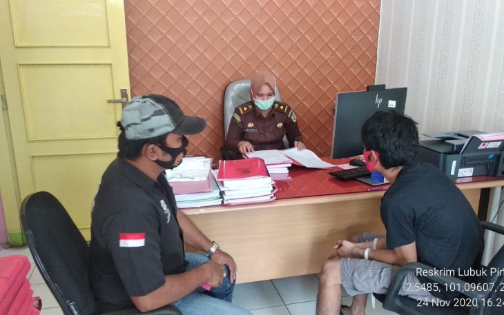 Polsek Lubuk Pinang Serahkan Tersangka Pencurian dan BB Kepada Kejaksaan