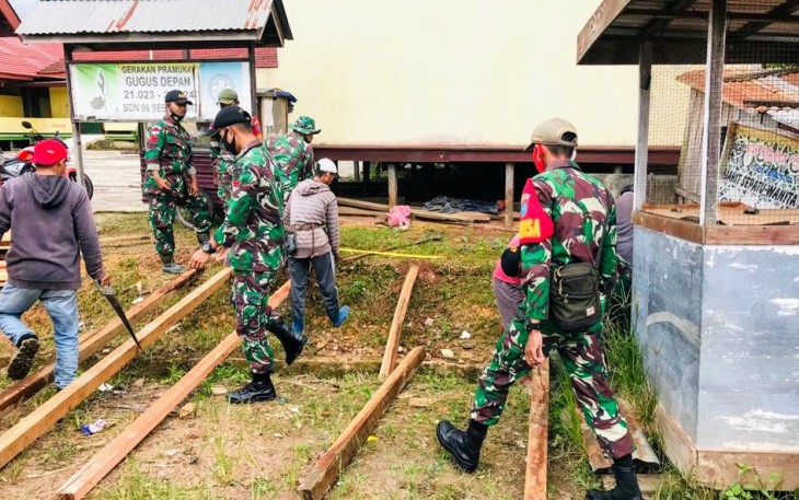 Satgas Pamtas RI-Malaysia Yonif 407/Padma Kusuma, Pos Mentari melaksanakan karya bhakti pembangunan Lapak/tempat berjualan bagi warga yang kurang mampu, yang difasilitasi oleh Kecamatan Badau dalam rangka membantu kesulitan masyarakat.Kabupaten Kapuas Hulu, Kalbar. Rabu (25/11/2020