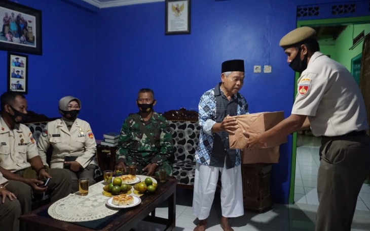 Kodim 0702/Purbalingga dengan dipimpin oleh Perwira Seksi Personel Kapten Inf Sarimin  bhakti sosial anjangsana dan memberikan bantuan sembako kepada salah 1 sesepuh mantan anggota PNS Kodim 0702/Purbalingga  yaitu Suwondo(75).Rabu, (25/11/2020).