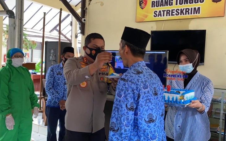 Aparatur Sipil Negara (ASN) Polres Pemalang mendapatkan kejutan kue ulang tahun dari Kapolres Pemalang AKBP Ronny Tri Prastyo Nugroho usai berlangsungnya upacara peringatan hari ulang tahun (HUT) Korpri yang ke-49 tahun 2020 secara virtual di Aula Bhayangkara Polres Pemalang, Senin (30/11).