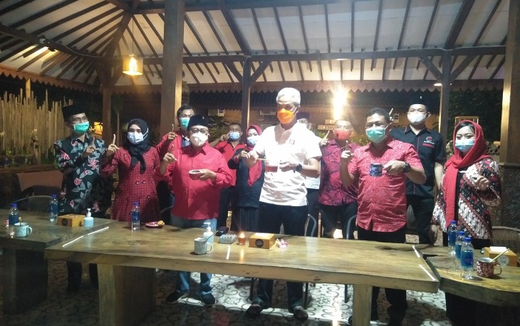 Ganjar Pranowo (baju putih) bersama Cabup Rijanto (tiga dari kiri) dan Cawabup Marhaenis (dua dari kanan) bersama Jajaran DPC PDIP Kabupaten Blitar (foto : Faisal NR / Klikwarta.com) 