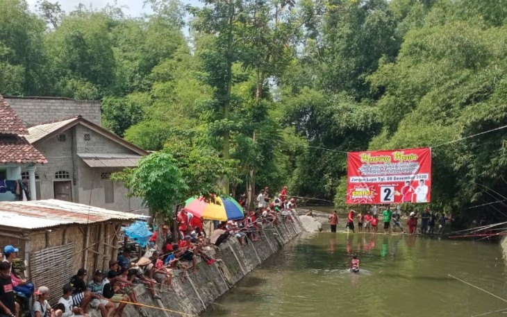 Saat Warga Sukorejo Mancing Bersama di Sungai Lahar (foto : Faisal NR / Klikwarta.com) 