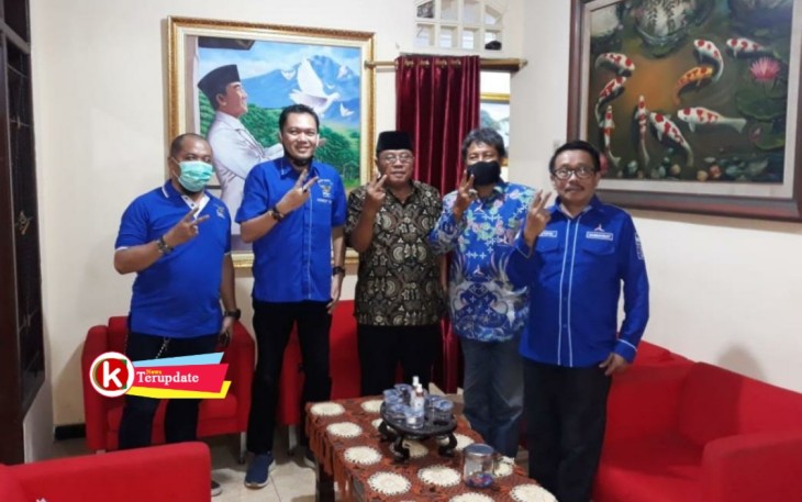Ketua DPC Partai Demokrat Kota Blitar Ito Tubagus Aditya (kiri), Sekretaris DPC Partai Demokrat Kota Blitar Ridho Handoko (dua dari kiri), Calon Walikota Blitar Santoso (tengah) dengan Petugas Satgas DPP Partai Demokrat (kanan) di Kediaman Santoso, Selasa 3 November 2020. (foto : DPC Partai Demokrat untuk Klikwarta.com Blitar) 