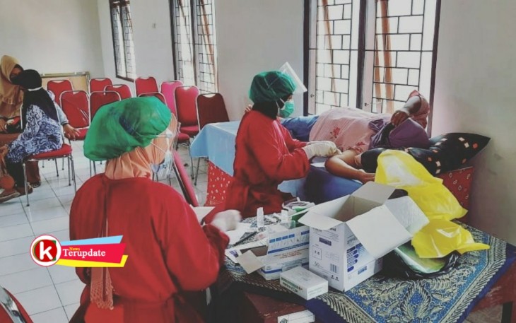 Petugas Kesehatan Saat Memberikan Pelayanan KB ke Peserta Baksos Implant dan KB (foto : Faisal NR / Klikwarta.com) 