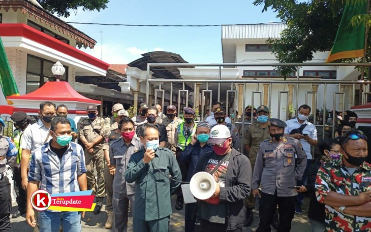 Ketua DPRD Kota Blitar Syahrul Alim (pegang Microphone) Saat Menerima Kedatangan Massa Aksi (foto : Faisal NR / Klikwarta.com Blitar) 