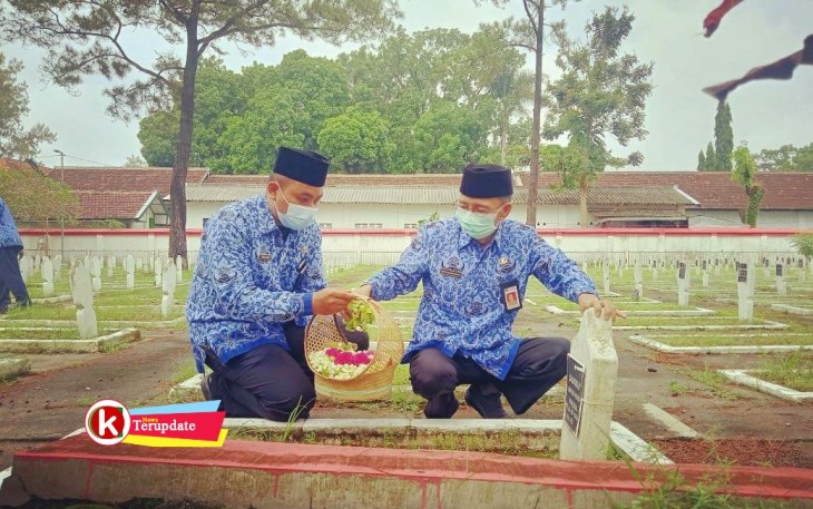 Ketua Korpri Kabupaten Blitar Totok Subihandono (kanan) Saat Tabur Bunga di Pusara TMP Raden Wijaya (foto : Faisal NR / Klik Warta) 